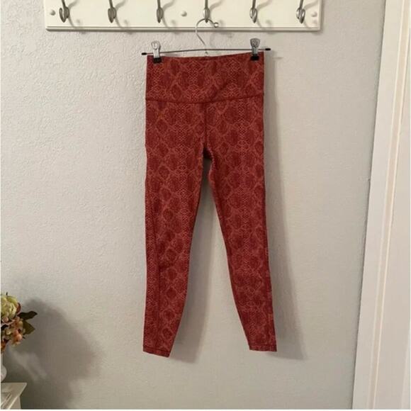 Athleta Ultimate Stash Pocket Snake 7/8 Tight - Picture 3 of 8